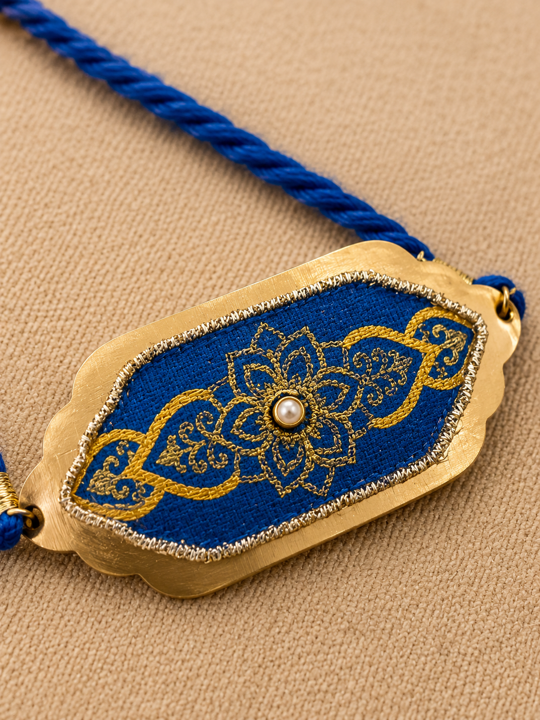 Azure Abeer Choker