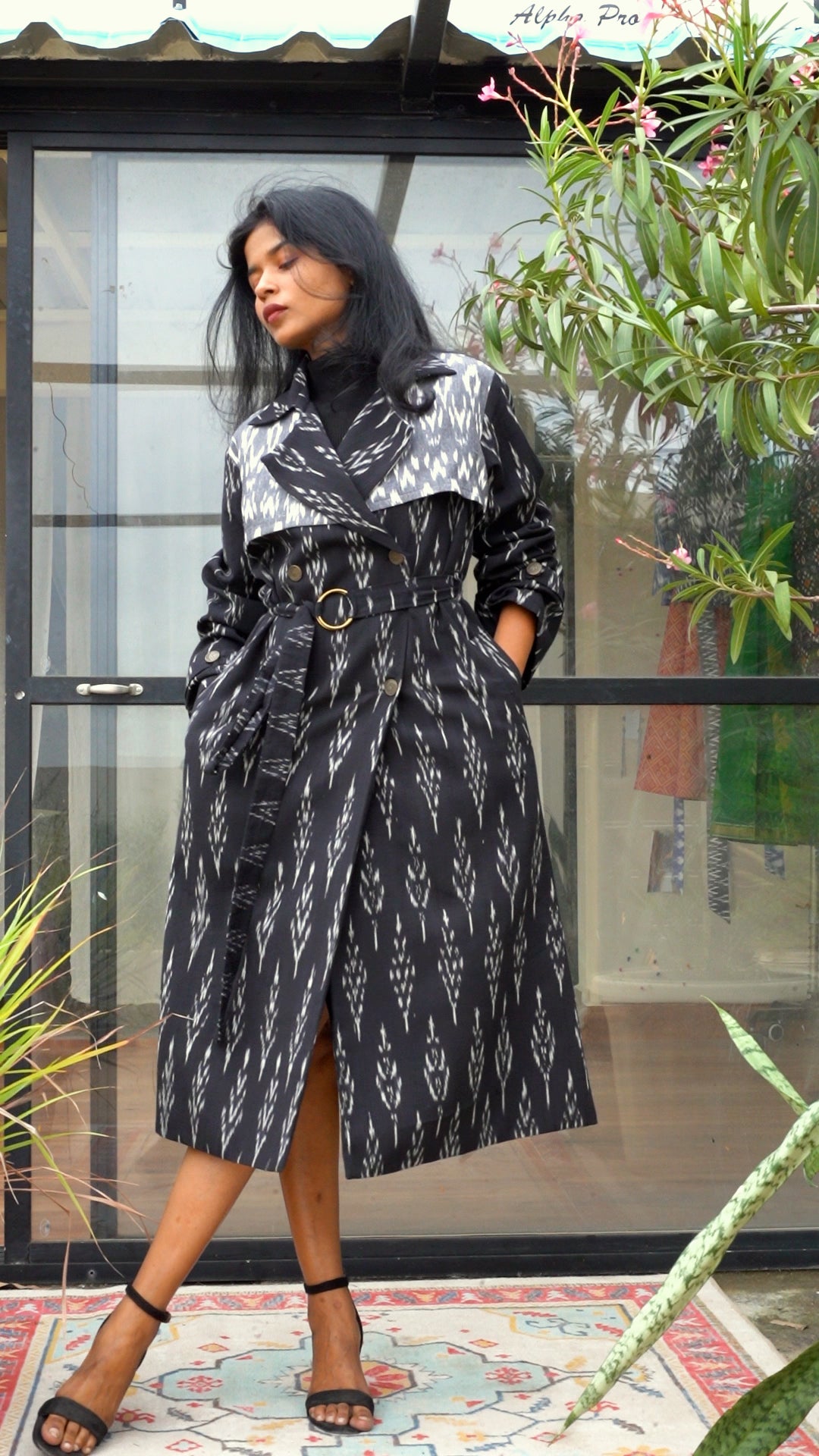 Schwarzer Ikat-Trenchcoat