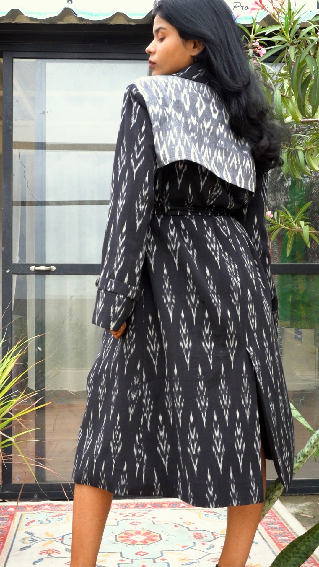 Schwarzer Ikat-Trenchcoat