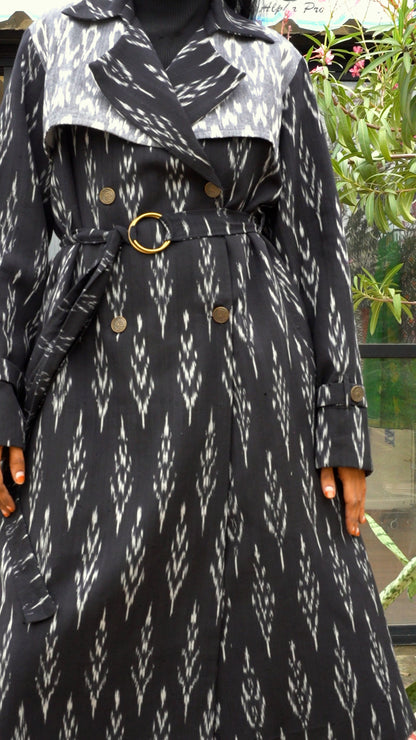 Schwarzer Ikat-Trenchcoat