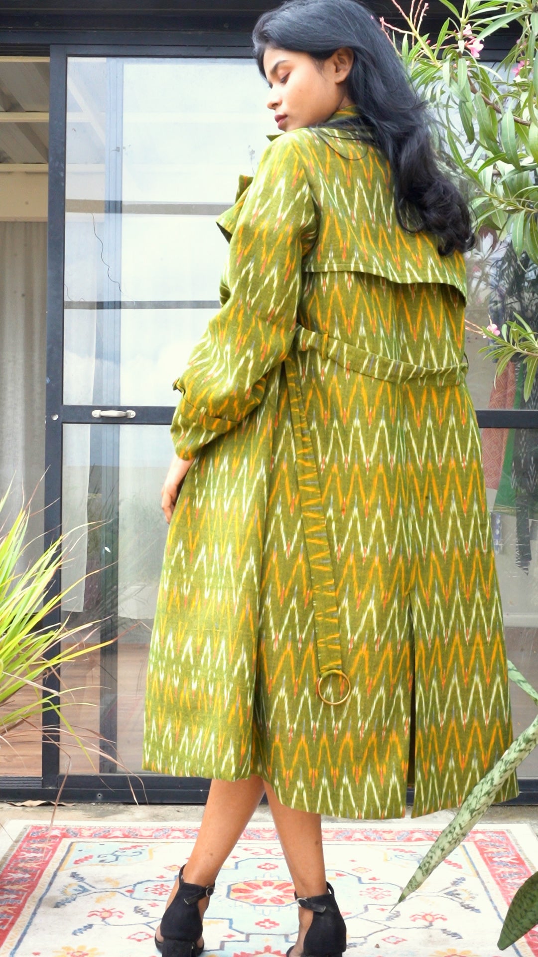 Grüner Ikat-Trenchcoat